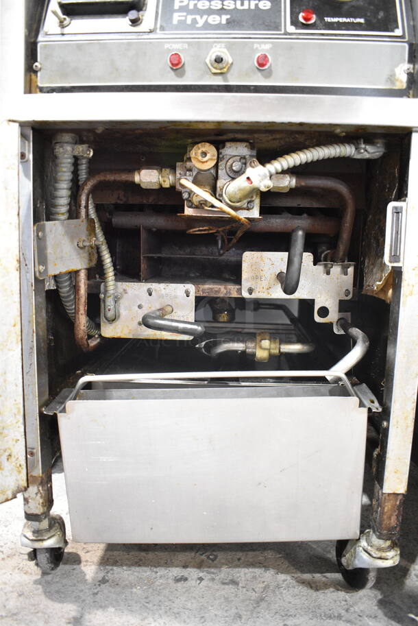 Henny Penny 600 Stainless Steel Commercial Floor Style Natural Gas Powered Pressure Fryer w/ Metal Fry Basket on Commercial Casters. 80,000 BTU.  - Image 4 of 10