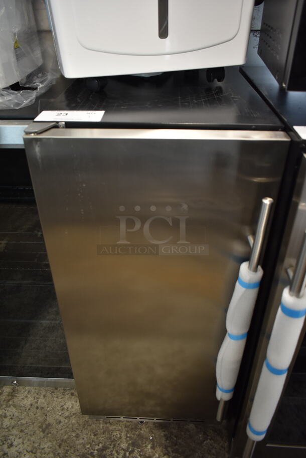 BRAND NEW SCRATCH AND DENT! Danby DIM32D1BSSPR Stainless Steel 32lb 15" Stainless Steel Built-In Ice Maker  115 Volts, 1 Phase. Tested and Working! - Image 1 of 5