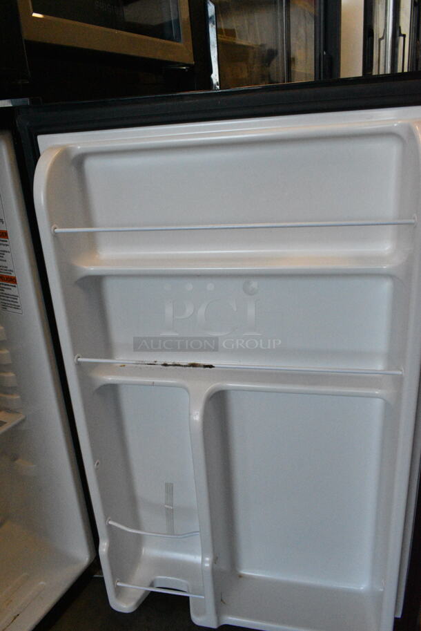 Haier HC46SF10SV Mini Cooler. 115 Volts, 1 Phase. Tested and Powers On But Does Not Get Cold - Image 3 of 4