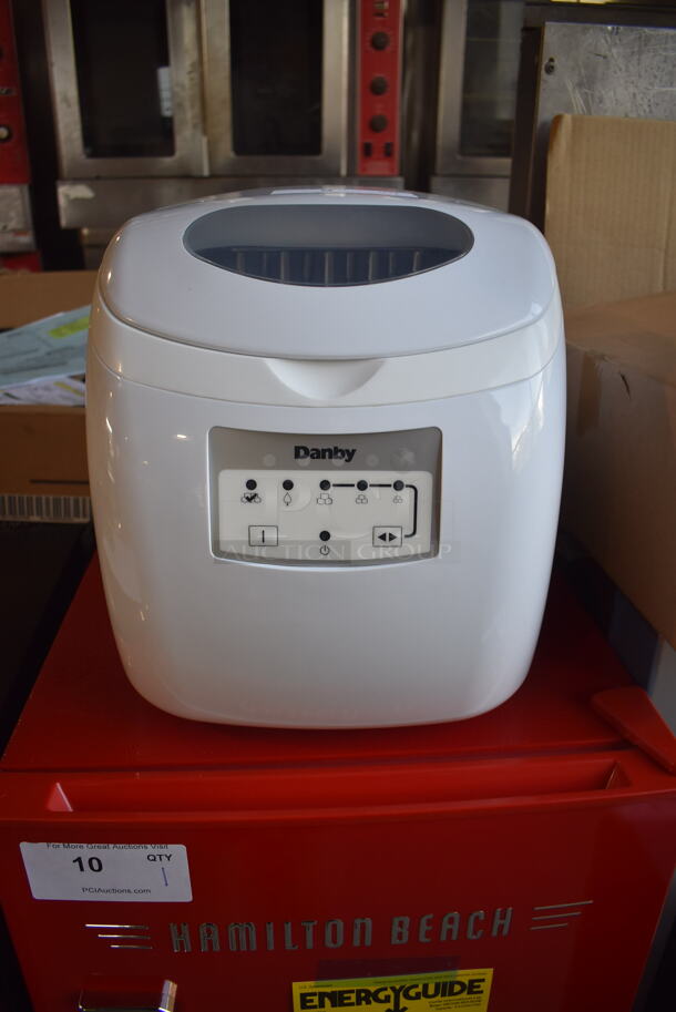 BRAND NEW SCRATCH AND DENT! Danby DIM2500WDB Electric Powered Countertop White Ice Maker With Scooper. 110-120 V.  Tested and Working! 