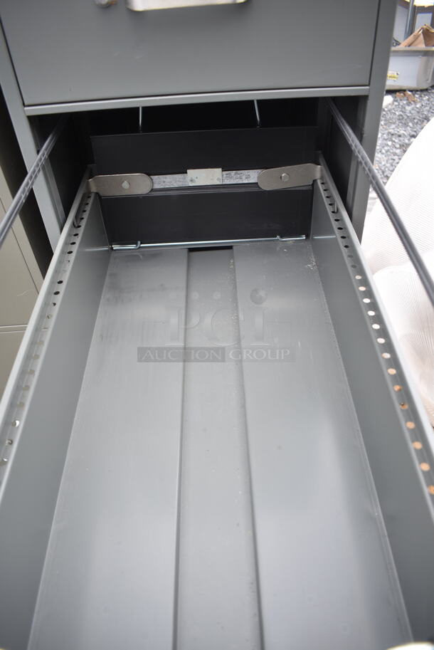 Metal 4 Drawer Filing Cabinet.  - Image 5 of 6