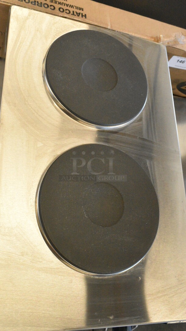 BRAND NEW SCRATCH AND DENT! Wells H70 Stainless Steel Commercial Countertop Electric Powered 2 Burner Hot Plate Range. 208/240 Volts, 1 Phase.  - Image 4 of 7