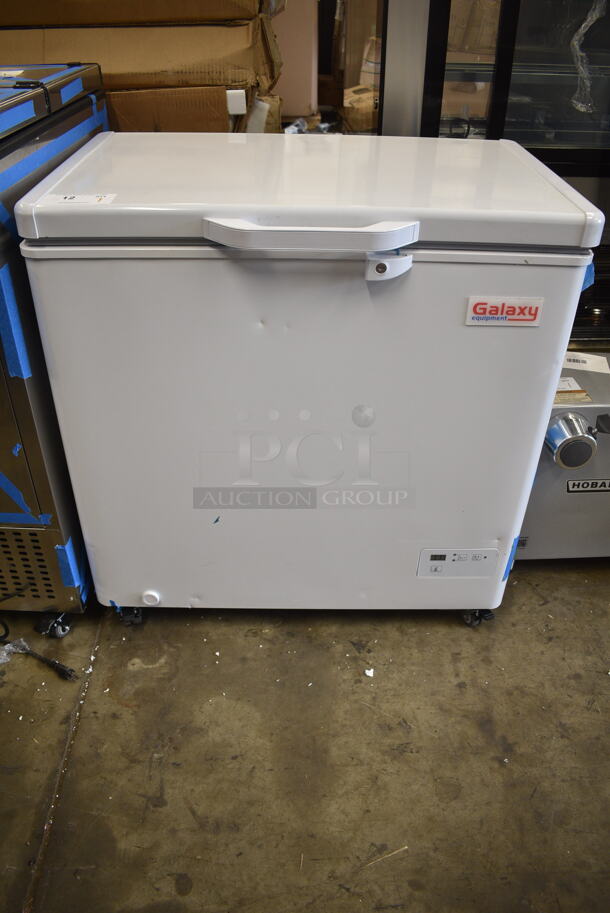 BRAND NEW SCRATCH AND DENT! 2024 Galaxy 177UCF5 Metal 5.1 Cu. Ft. White Chest Freezer on Commercial Casters. 115-120 Volts, 1 Phase. Tested and Working! - Image 2 of 9