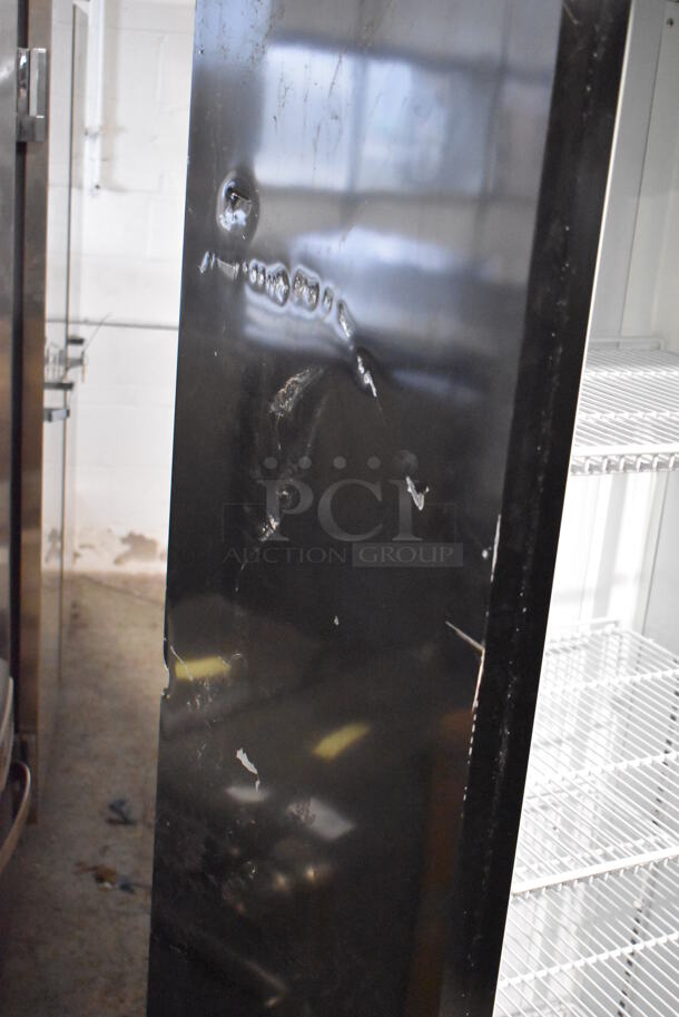 BRAND NEW SCRATCH AND DENT! KoolMore MDR-1GD-13C Metal Commercial Single Door Reach In Cooler Merchandiser w/ Poly Coated Racks on Commercial Casters. 115 Volts, 1 Phase. Tested and Working! - Image 5 of 8