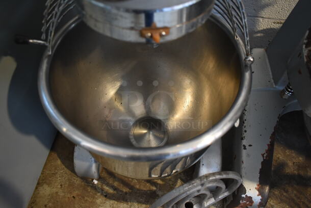 General GEM120 Metal Commercial Floor Style 20 Quart Planetary Dough Mixer w/ Stainless Steel Mixing Bowl, Bowl Guard and Paddle Attachments. 110 Volts, 1 Phase.  Tested and Working! - Image 5 of 7