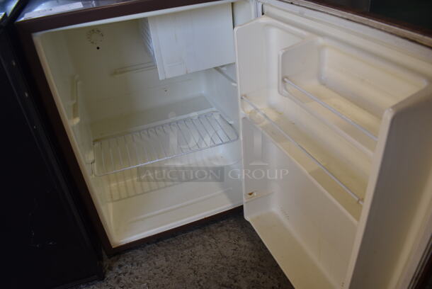 Sanyo SR6908X Metal Mini Cooler. 120 Volts, 1 Phase. 19x18x25. Tested and Working! - Image 4 of 5