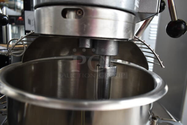 BRAND NEW SCRATCH AND DENT! Avantco 177MX10H Metal Commercial Countertop 10 Quart Planetary Dough Mixer w/ Stainless Steel Mixing Bowl, Bowl Guard, Dough Hook and Paddle Attachments. 120 Volts, 1 Phase. Tested and Working! - Image 8 of 10