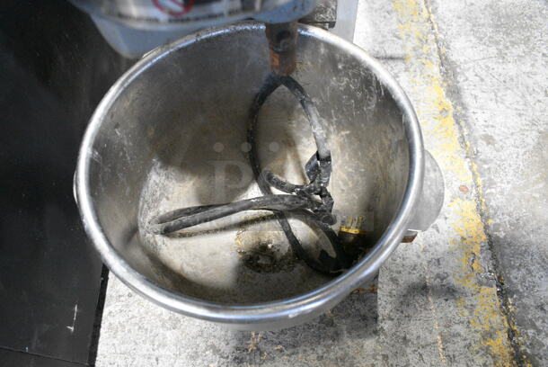 Univex PM20 Metal Commercial Floor Style 20 Quart Planetary Dough Mixer w/ Metal Mixing Bowl, Whisk and Paddle Attachments. 115 Volts, 1 Phase. Tested and Working! - Image 5 of 7