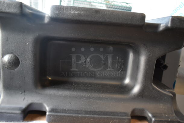 BRAND NEW SCRATCH AND DENT! Cambro 500LCD Camtainers 4.75 Gallon Black Insulated Beverage Dispenser.  - Image 6 of 6