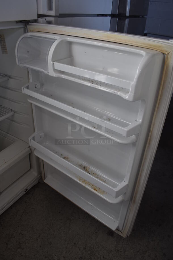 Whirlpool W4TXNWFWQ01 Metal Cooler Freezer Combo Unit. 115 Volts, 1 Phase. 28x28x64. Tested and Powers On But Does Not Get Cold - Image 5 of 7