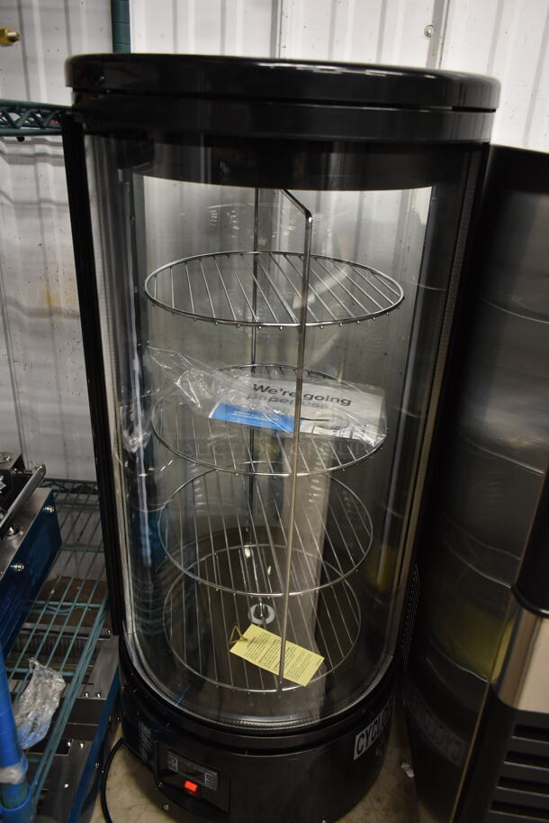 BRAND NEW SCRATCH AND DENT! Avantco 360CRR2HCB Metal Commercial Black Countertop Rotating Refrigerated Cake Display. 110-120 Volts, 1 Phase. Tested and Working! - Image 3 of 6