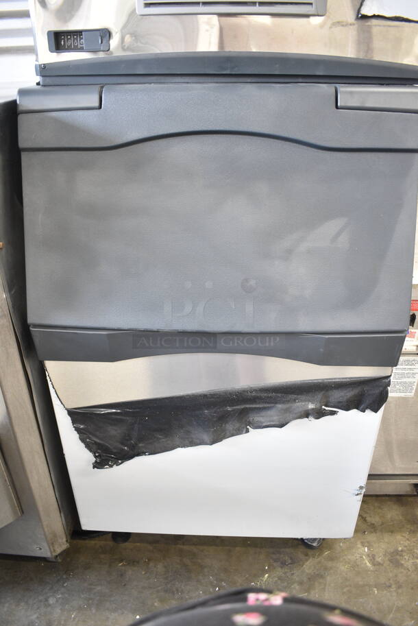 LIKE NEW! 2022 Scotsman C1030SA-32F Stainless Steel Commercial Ice Head on 2022 Scotsman B530S Stainless Steel 536 lb. Ice Bin. 208/230 Volts, 1 Phase.  - Image 5 of 10