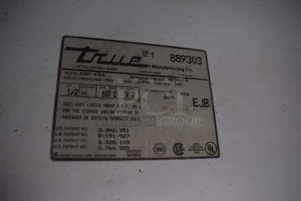 True GDM-45HL Metal Commercial 2 Door Reach In Cooler Merchandiser w/ Poly Coated Racks. 115 Volts, 1 Phase. 51.5x29x78.5. Tested and Working! - Image 4 of 6