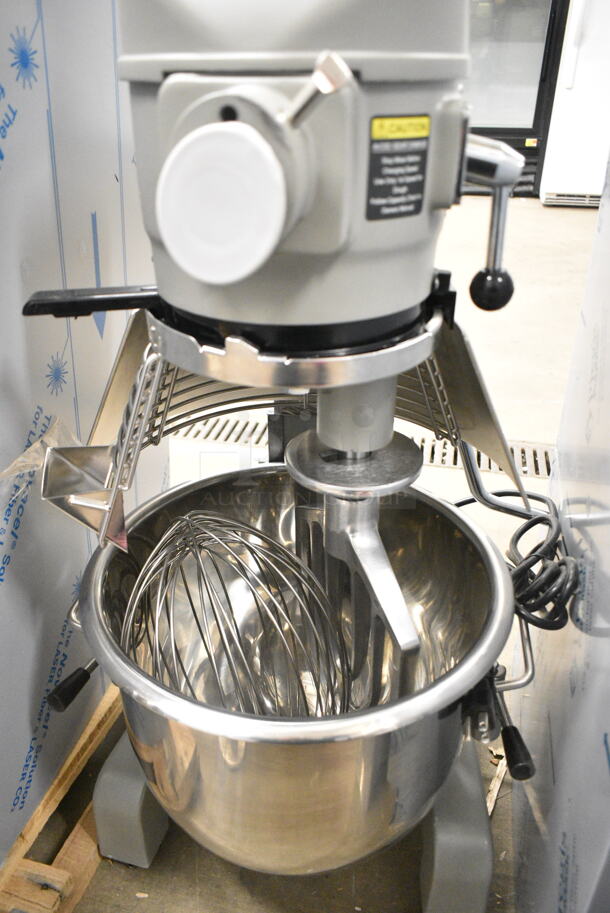 BRAND NEW SCRATCH AND DENT! 2023 Globe SP20 Metal Commercial 20 Qt. Planetary Stand Mixer w/ Stainless Steel Mixing Bowl, Bowl Guard, Dough Hook, Paddle and Whisk Attachments. 110 Volts, 1 Phase. Tested and Working! - Image 4 of 11