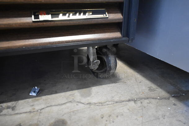 True GDM-49 Metal Commercial 2 Door Reach In Cooler Merchandiser w/ Poly Coated Racks on Commercial Casters. 115 Volts, 1 Phase. Tested and Working! - Image 5 of 8