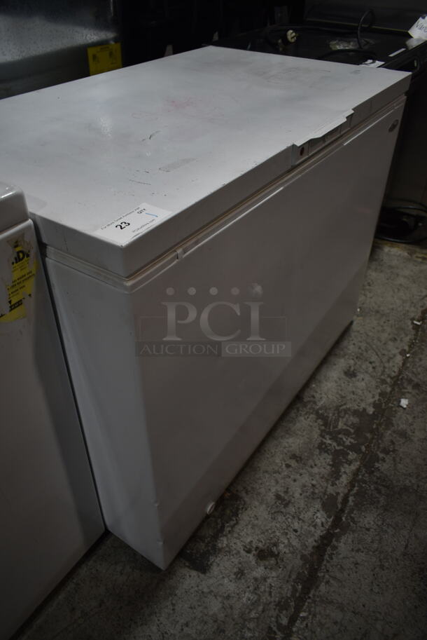 Whirlpool EH155FXTQ 01 Metal Chest Freezer w/ Hinge Lid. 115 Volts, 1 Phase. Tested and Working! - Image 2 of 4