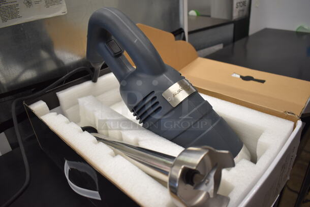 BRAND NEW SCRATCH AND DENT! AvaMix 928IBHD16 Stainless Steel Commercial 16" Shaft Immersion Blender. 120 Volts, 1 Phase. Tested and Working! - Image 4 of 7