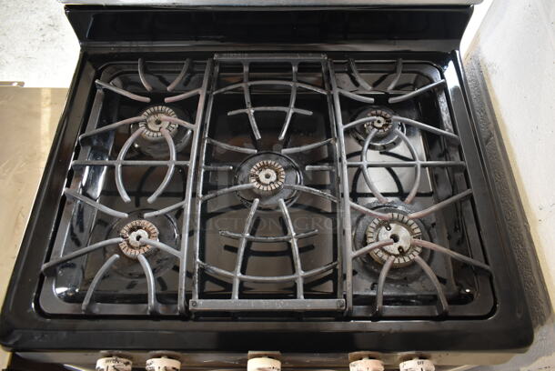 Frigidaire FGGF3030PFE Stainless Steel Commercial Natural Gas Powered 5 Burner Range w/ Oven.  - Image 4 of 8