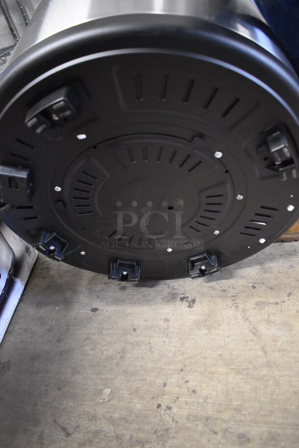 BRAND NEW IN BOX! Avantco 177RCSA90 Stainless Steel Commercial Countertop Rice Cooker. 240 Volts, 1 Phase. 21.5x19x16. Tested and Working! - Image 8 of 9