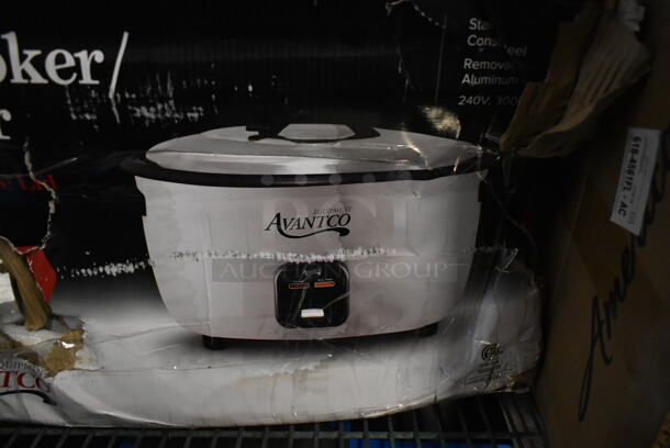 BRAND NEW SCRATCH AND DENT! Avantco 177RCB124  124 Cup (62 Cup Raw) Electric Rice Cooker / Warmer with Removable Lid. 240 Volts, 1 Phase.  - Image 3 of 7