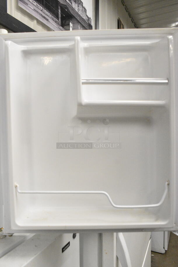 Magic Chef 18EYW-2 Metal Mini Cooler. 115 Volts, 1 Phase. Tested and Working! - Image 4 of 5