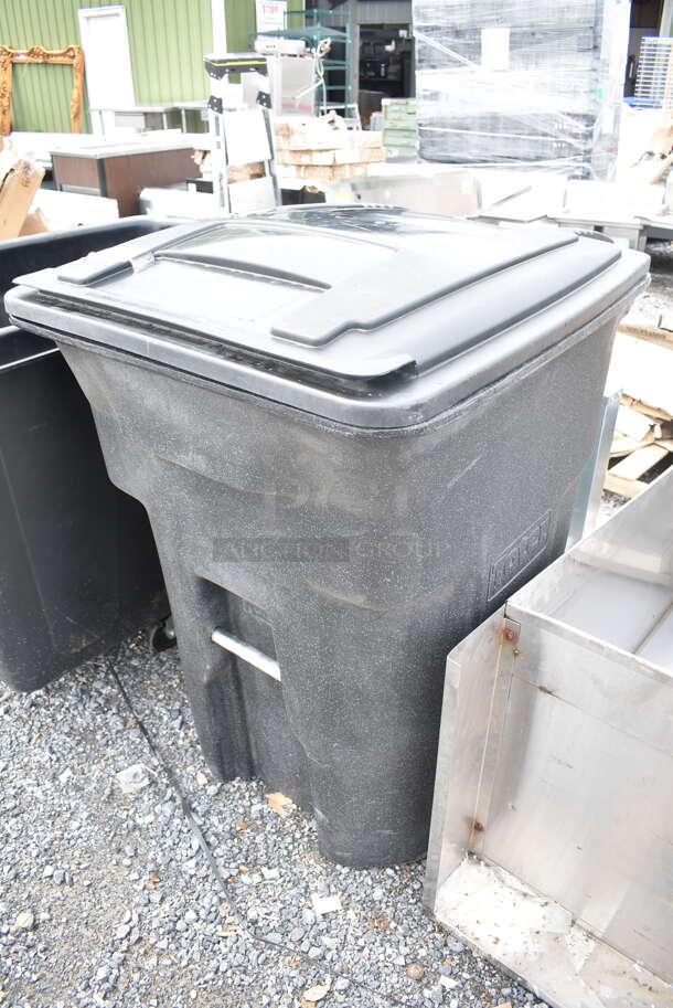 BRAND NEW SCRATCH AND DENT! Gray Poly Toter Trash Can w/ Lid.  - Image 3 of 6