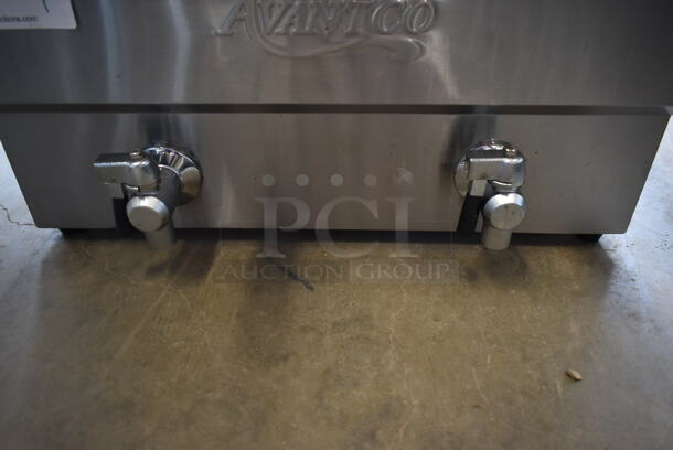 BRAND NEW SCRATCH AND DENT! Avantco 177F202 Stainless Steel 30 lb. Dual Tank Medium-Duty Electric Countertop Fryer w/ 2 Metal Fry Baskets and 2 Lids. 208/240 Volts, 1 Phase. - Image 4 of 9