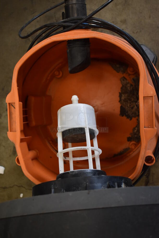 Rigid WD14500 Orange and Black Wet Dry Shop Vac Vacuum. 120 Volts, 1 Phase. 19x22x27. Tested and Working! - Image 7 of 7