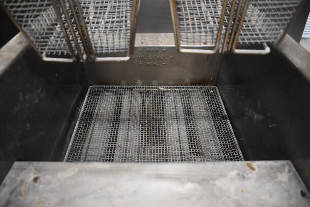 Pitco Frialator Stainless Steel Commercial Floor Style Natural Gas Powered Deep Fat Fryer. 110,000 BTU. 15.5x30x46 - Image 4 of 7