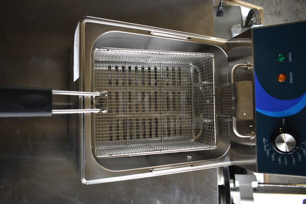 BRAND NEW SCRATCH AND DENT! 2023 Hoocoo FRY-10L Stainless Steel Commercial Countertop Electric Powered Fryer w/ Lid and Fry Basket. 120 Volts, 1 Phase. - Image 4 of 6