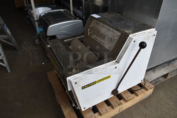 Oliver 711 Stainless Steel Commercial Countertop Bread Loaf Slicer. 115 Volts, 1 Phase. Tested and Working! - Image 2 of 7