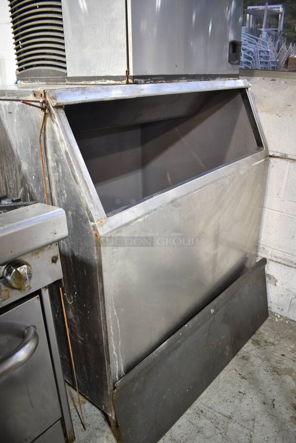 Manitowoc IY1005W-261 Stainless Steel Commercial Ice Head on Manitowoc C730S Commercial Ice Bin. 208-230 Volts, 1 Phase.  - Image 4 of 8
