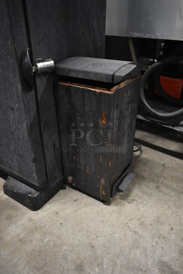 Masterbuilt Signature Series Electric Powered Smoker. 120 Volts, 1 Phase. Tested and Powers On But Does Not Get Warm - Image 6 of 6