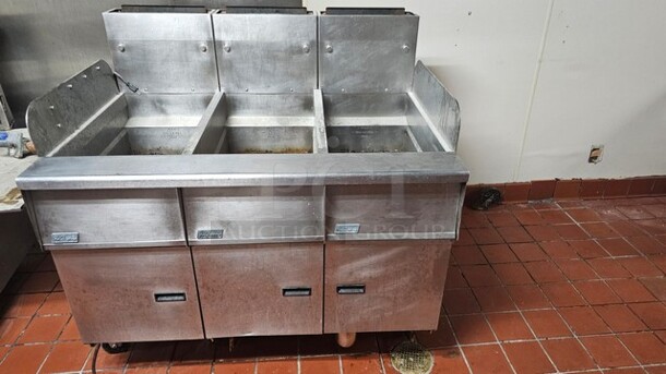 Pitco Frialator SG14-US Natural Gas 3 bay Commercial Fryer - Image 5 of 5