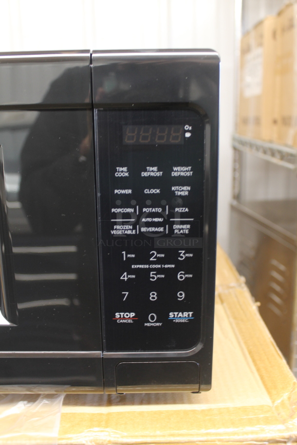BRAND NEW SCRATCH AND DENT! Criterion CCM071B Countertop Microwave Oven. 120 Volts, 1 Phase.  - Image 4 of 7