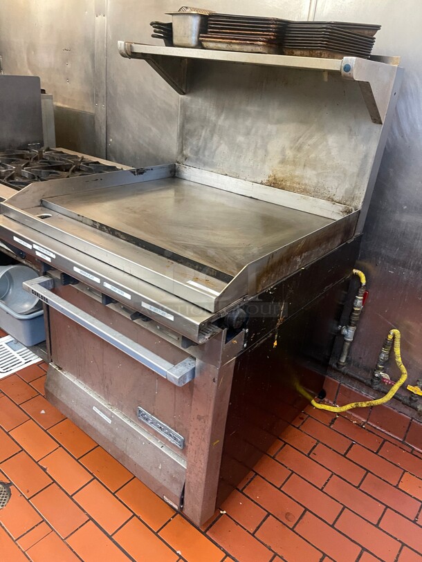 Working! Garland M47R Master Series Natural Gas 34 inch Commercial Griddle with Standard Oven - 139,000 BTU (Manual Controls)  - Image 8 of 10