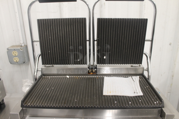BRAND NEW SCRATCH AND DENT! Avantco 177P84 Stainless Steel Commercial Countertop Double Commercial Panini Sandwich Grill with Grooved Plate. 18 3/16" x 9 1/16" Cooking Surface. 120 Volts, 1 Phase. Tested and Working! - Image 5 of 7