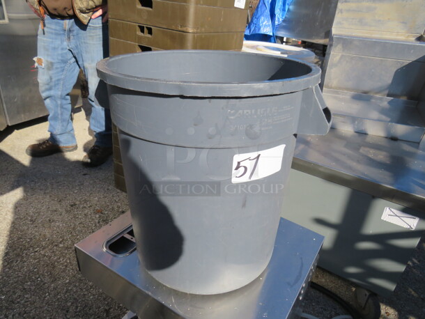 One Carlisle 10 Gallon Trash Can. #341010