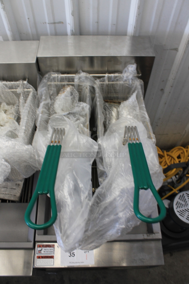 BRAND NEW SCRATCH AND DENT! 2022 Avantco 177EF40B Stainless Steel Commercial Floor Style Electric Powered Deep Fat Fryer w/ 2 Metal Fry Baskets. Stock Picture Used For Gallery Picture. 208 Volts, 1 Phase. Unit Has Only Been Used a Few Times! Tested and Working! - Image 6 of 9