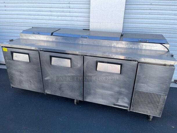 Working! True TPP-93 Commercial 93 inch Pizza Prep Table With Three Refrigerated Doors NSF 115 Volt Tested and Working! - Image 3 of 8
