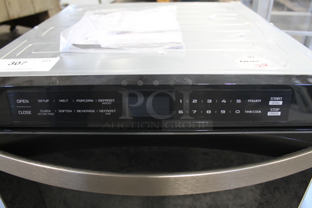 BRAND NEW SCRATCH AND DENT! 2023 KoolMore KM-MD-1SS Stainless Steel Commercial Microwave Oven Drawer. 120 Volts, 1 Phase. Tested and Working! - Image 5 of 8