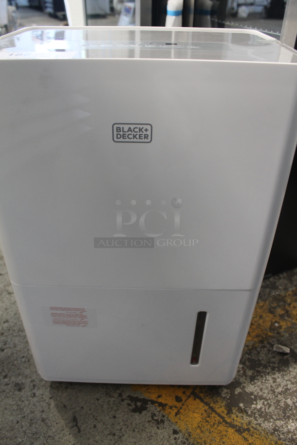 BRAND NEW SCRATCH AND DENT! Black & Decker BD50PMWSA Metal Portable 50 Pint Dehumidifier. 115 Volts, 1 Phase. Tested and Working! - Image 4 of 10