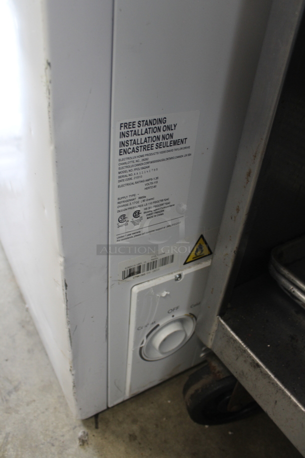 Electrolux FFCL1542AW Metal Chest Freezer w/ Hinge Lid. 115 Volts, 1 Phase. Tested and Powers On But Does Not Get Cold - Image 6 of 7