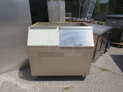 One Manitowic Ice bin. Model# SH500. 42X32X40