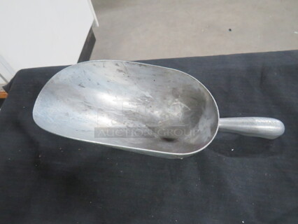 One Aluminum 24oz Scoop.