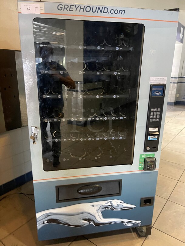 Money Maker! Seaga Infinity INF5S Commercial Snack Vending Machine Comes With CC Reader and Money Holder 115 Volt With Keys NSF Tested and Working! 40x37x72 - Image 4 of 9