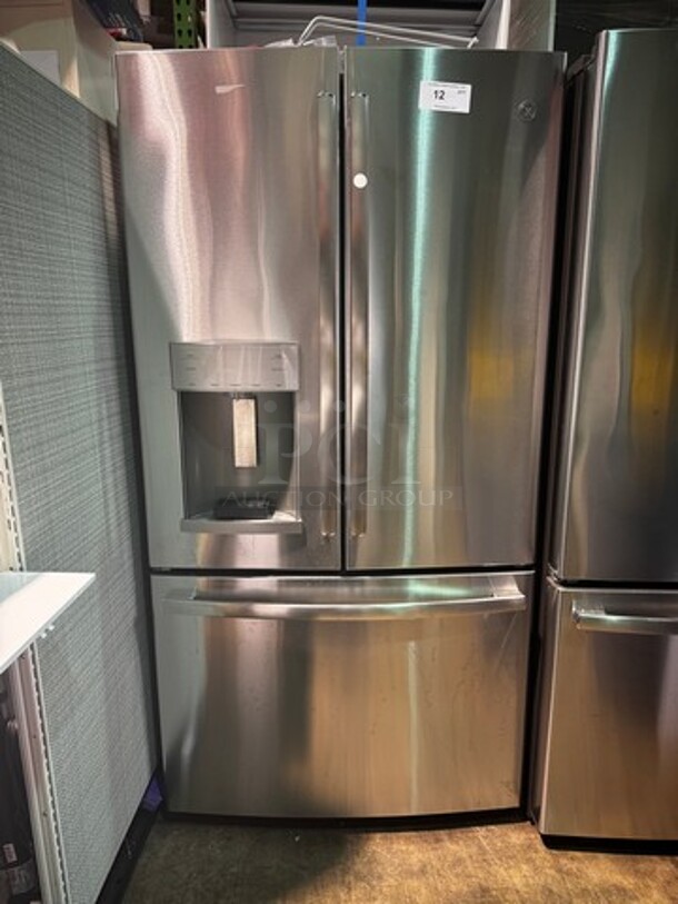 GE 36" Top/Bottom Stainless Steel Residential Refrigerator. Excellent condition , like new! 70" H x 36" W x 27" D - Image 3 of 6