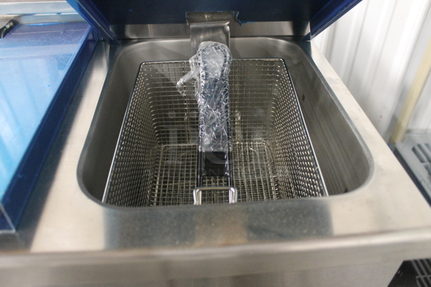 BRAND NEW SCRATCH AND DENT! Avantco 77F202 Stainless Steel Commercial Countertop Electric Powered 2 Well Fryer w/ 2 Metal Fry Baskets and 2 Lids. 208-240 Volts, 1 Phase. Tested and Working! - Image 5 of 8