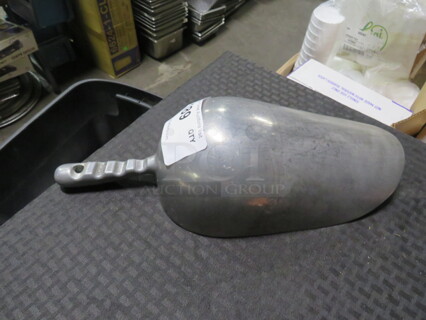 One 85oz Aluminum Ice Scoop.