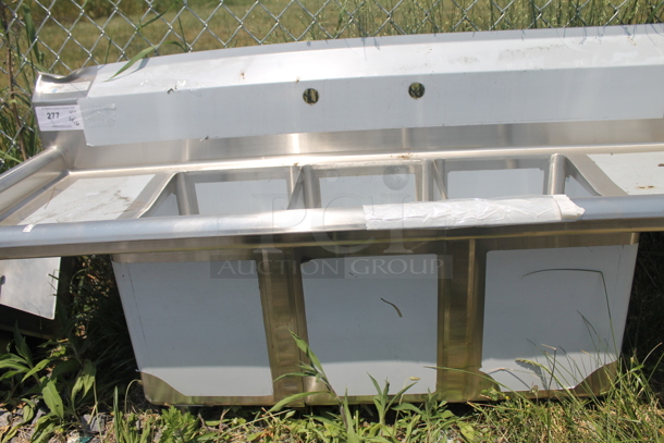 BRAND NEW SCRATCH AND DENT! Steelton 522CS31014LR Commercial Stainless Steel 3 Bay Sink With Left And Right Drainboards - Image 4 of 5